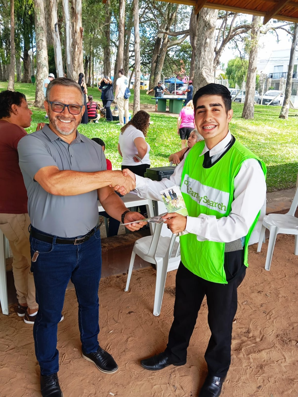 Interação entre participantes durante uma atividade comunitária.